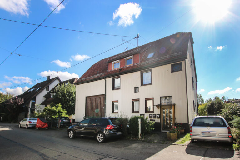 Sonniges 2-3 Familienhaus mit schönem Garten