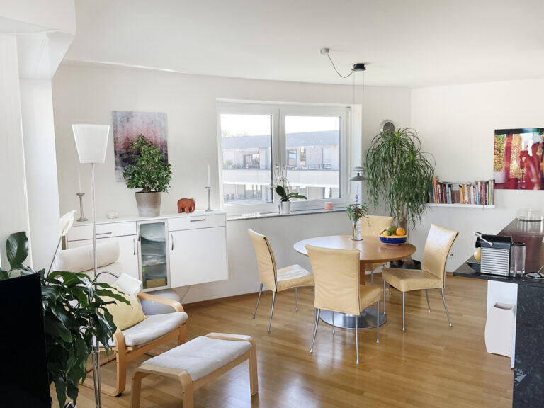 Moderne 4,5 Zimmer-Wohnung mit Balkon