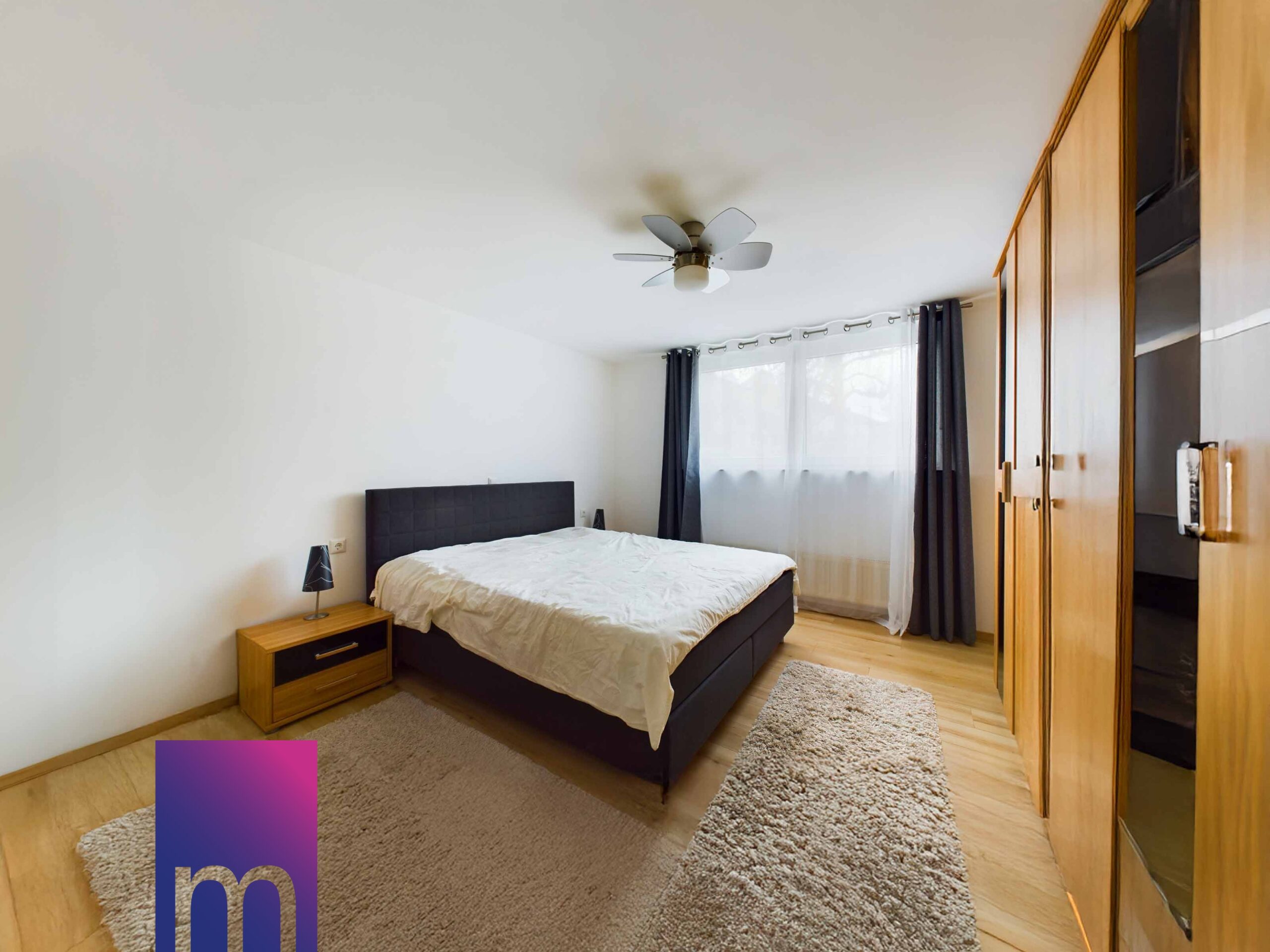 Schlafzimmer mit Einbauschrank
