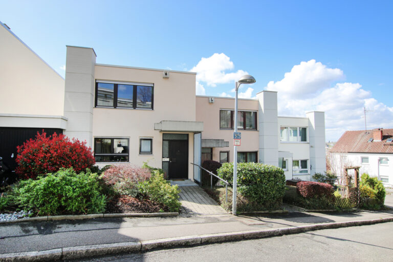 Charmantes Reihenhaus mit Einliegerwohnung in Esslingen-Serach