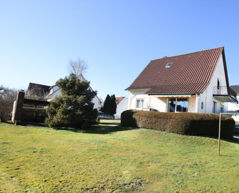 Freistehendes Einfamilienhaus mit riesigem Garten
