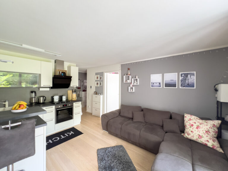 Neuwertige 2,5-Zimmer-Wohnung mit sonnigem Garten