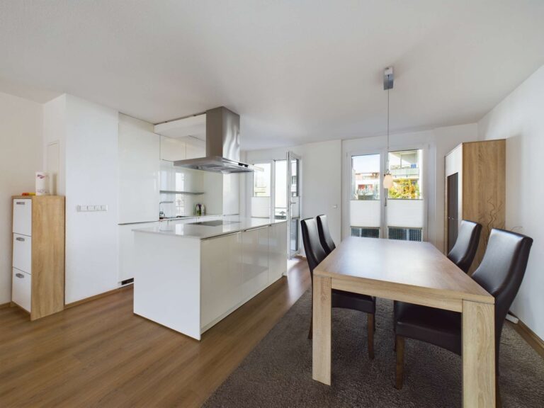 Neuwertige, barrierefreie 4,5-Zimmer-Wohnung mit Balkon