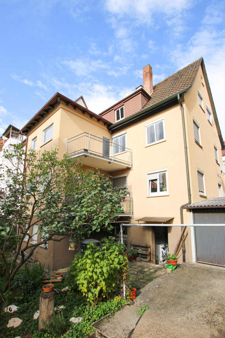 Mehrfamilienhaus mit drei hellen Wohnungen in Esslingen-Mettingen
