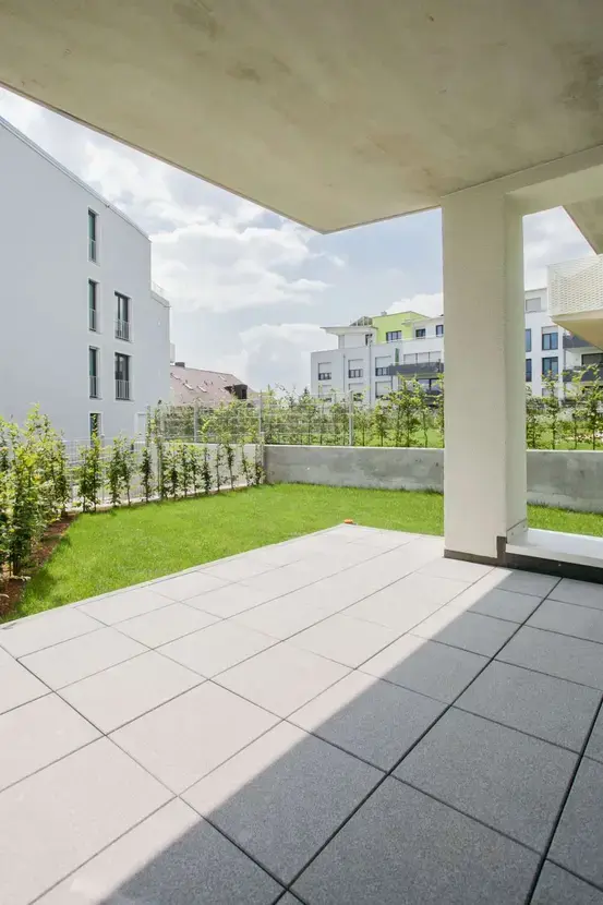 2,5 Zi-Neubauwohnung mit großem Garten und überdachter Terrasse in bester Wohnlage