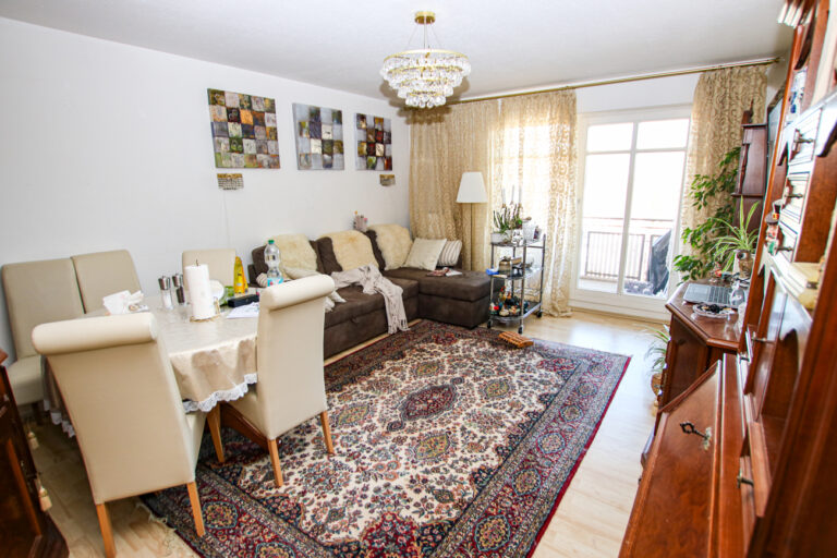 Schönes 3,5 Zimmer Wohnung mit Balkon