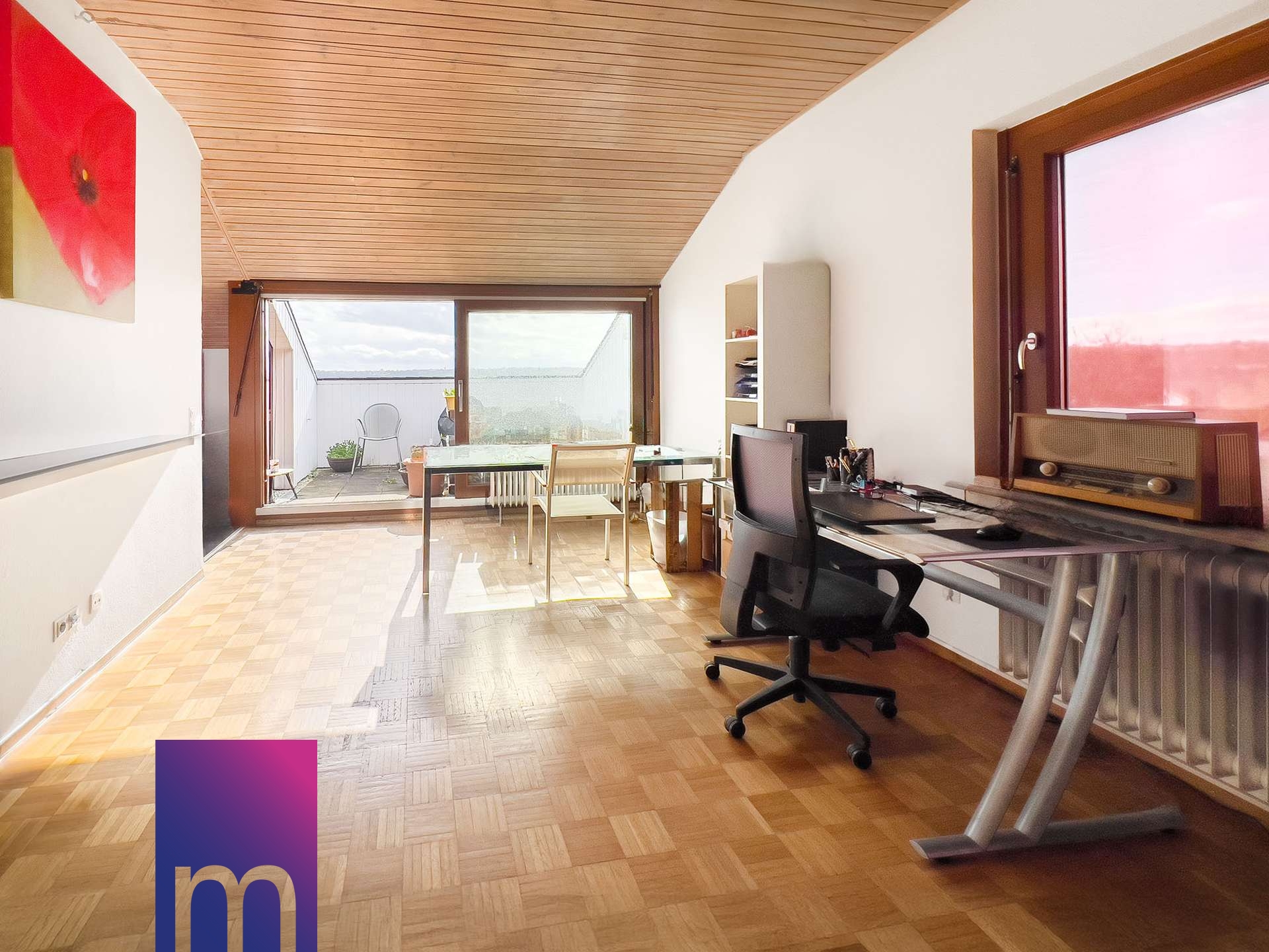 Helles Wohnzimmer mit sonniger Loggia