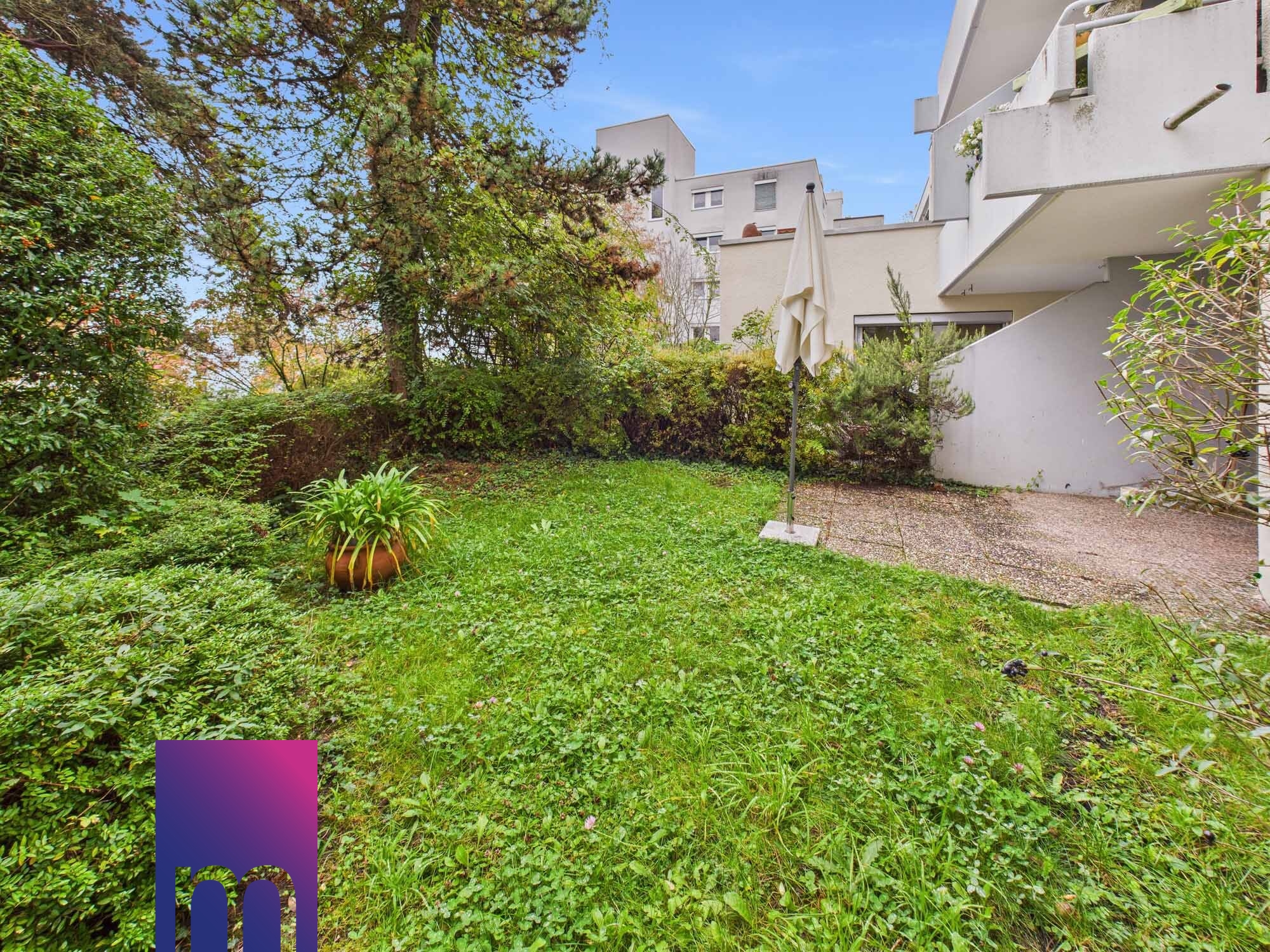 Überdachte Terrasse + Garten