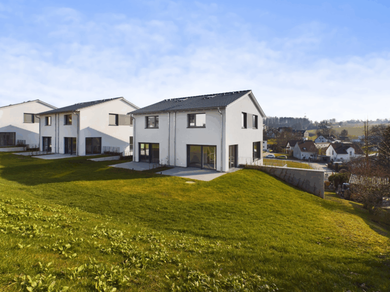 Lichtdurchflutete Neubau-Doppelhaushälfte mit Gartenidylle
