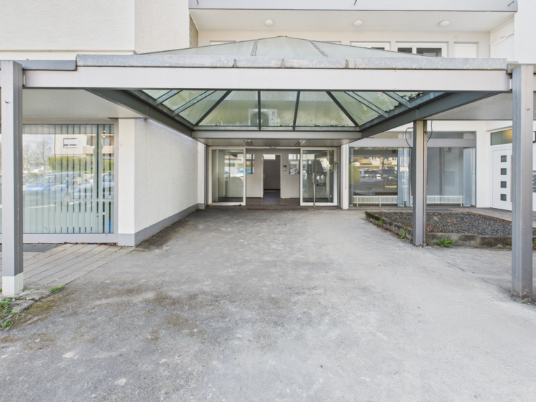 Überdachter Eingang