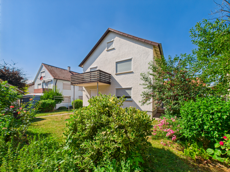 Schönes 2-Fam.-Haus mit ausgebautem DG in Deizisau in ruhiger Lage und tollem Garten