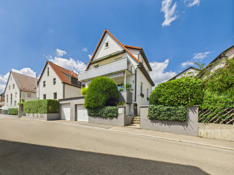 Viel Platz für Ihre Ideen – Charmantes 1-2 Familienhaus mit 2 Einzelgaragen und schönem Garten