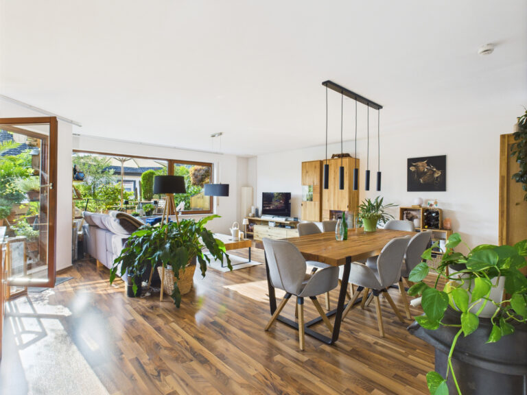 Helle, großzügige 4,5-Zimmer-Wohnung mit 2 Balkonen