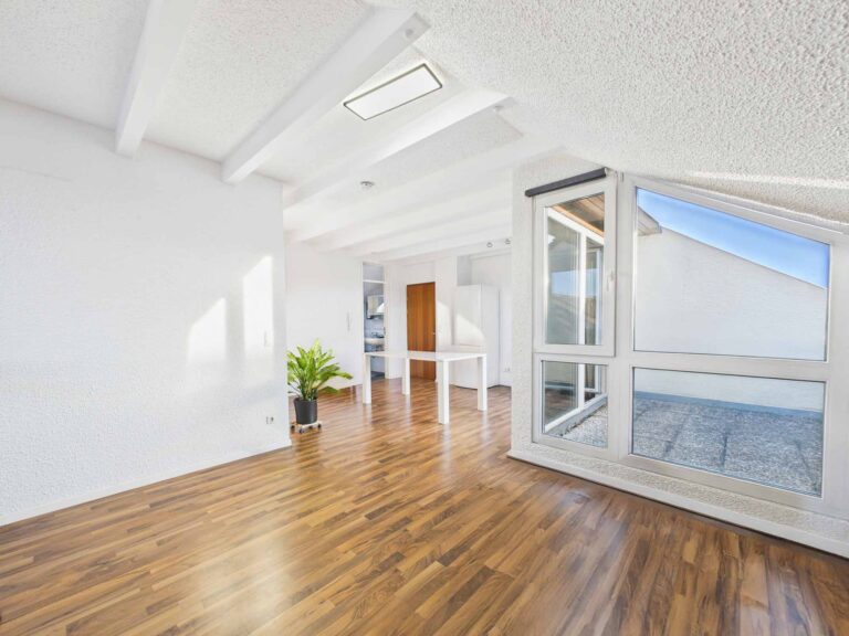 2,5 Zi.-DG-Wohnung mit schönem Sonnenbalkon, gemütlicher Wohnatmosphäre, in sehr gutem Zustand