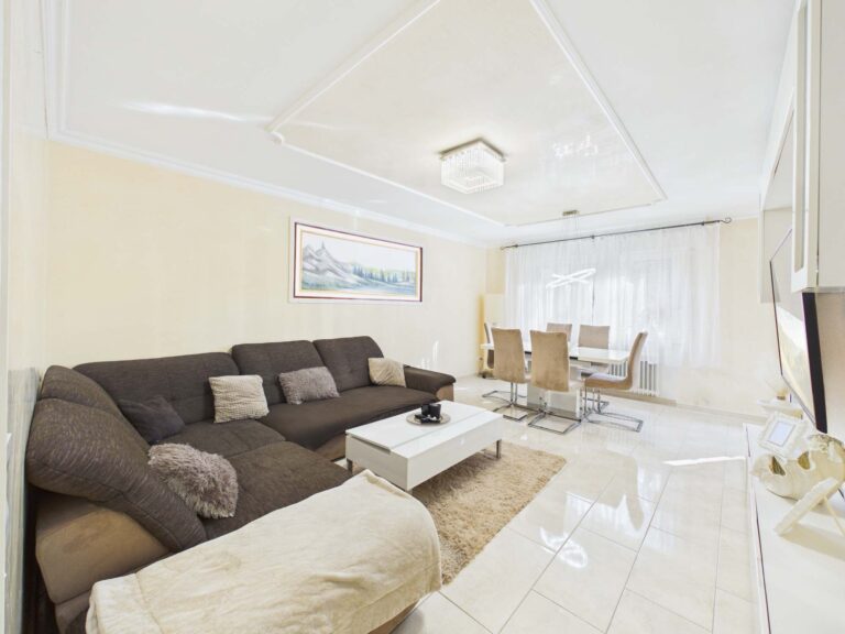 Modernisierte 4-Zimmer-Wohnung mit 2 Balkonen und Aufzug