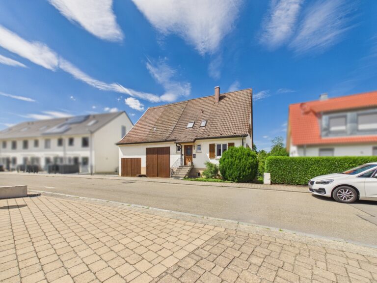 Freistehendes EFH – 750m² Grundstück mit tollem Garten & großer Scheune direkt am Bach