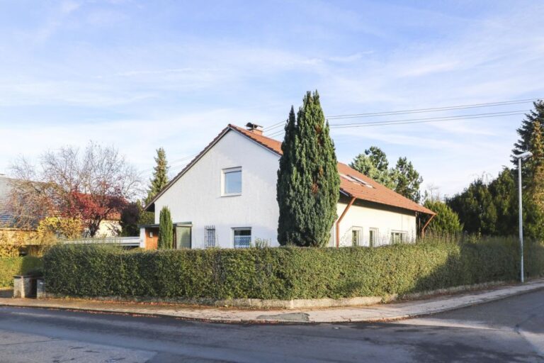 Ein- bis Zweifamilienhaus mit großem Garten in toller Lage von Esslingen-Berkheim