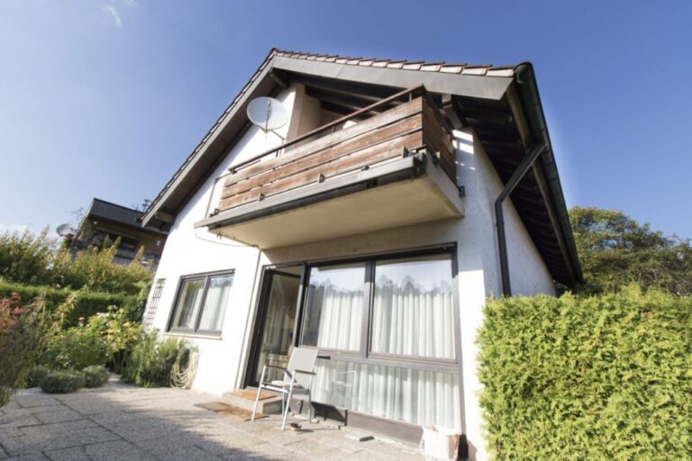 Freistehendes Einfamilienhaus mit Einliegerwohnung in Wäldenbronn