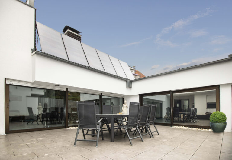 Modernes Haus im Bungalow-Stil mit Einliegerwohnung
