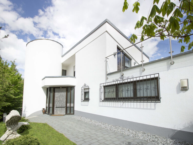 Modernes Haus im Bungalow-Stil mit Einliegerwohnung