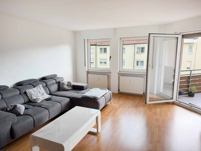Wohnzimmer mit Balkonzugang
