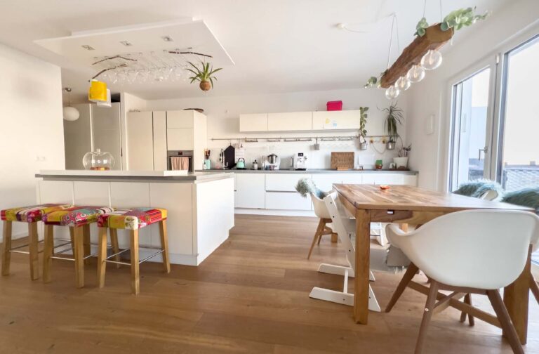 Großzügige, moderne 4,5 Zimmer-Wohnung