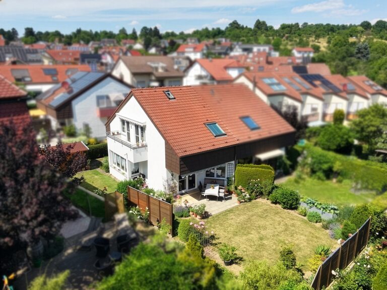 Sonnige DHH mit Süd-Terrasse, Balkon und liebevoll angelegtem Garten in Esslingen-Rüdern