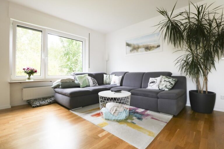 Komplett saniert – 3 Zimmer-Wohnung mit Loggia