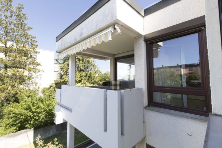 Großzügige 2,5 Zimmer Wohnung im OG mit Süd-West-Balkon