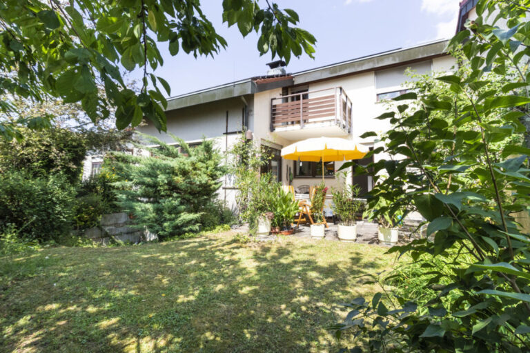 Charmantes Einfamilienhaus mit tollem Garten