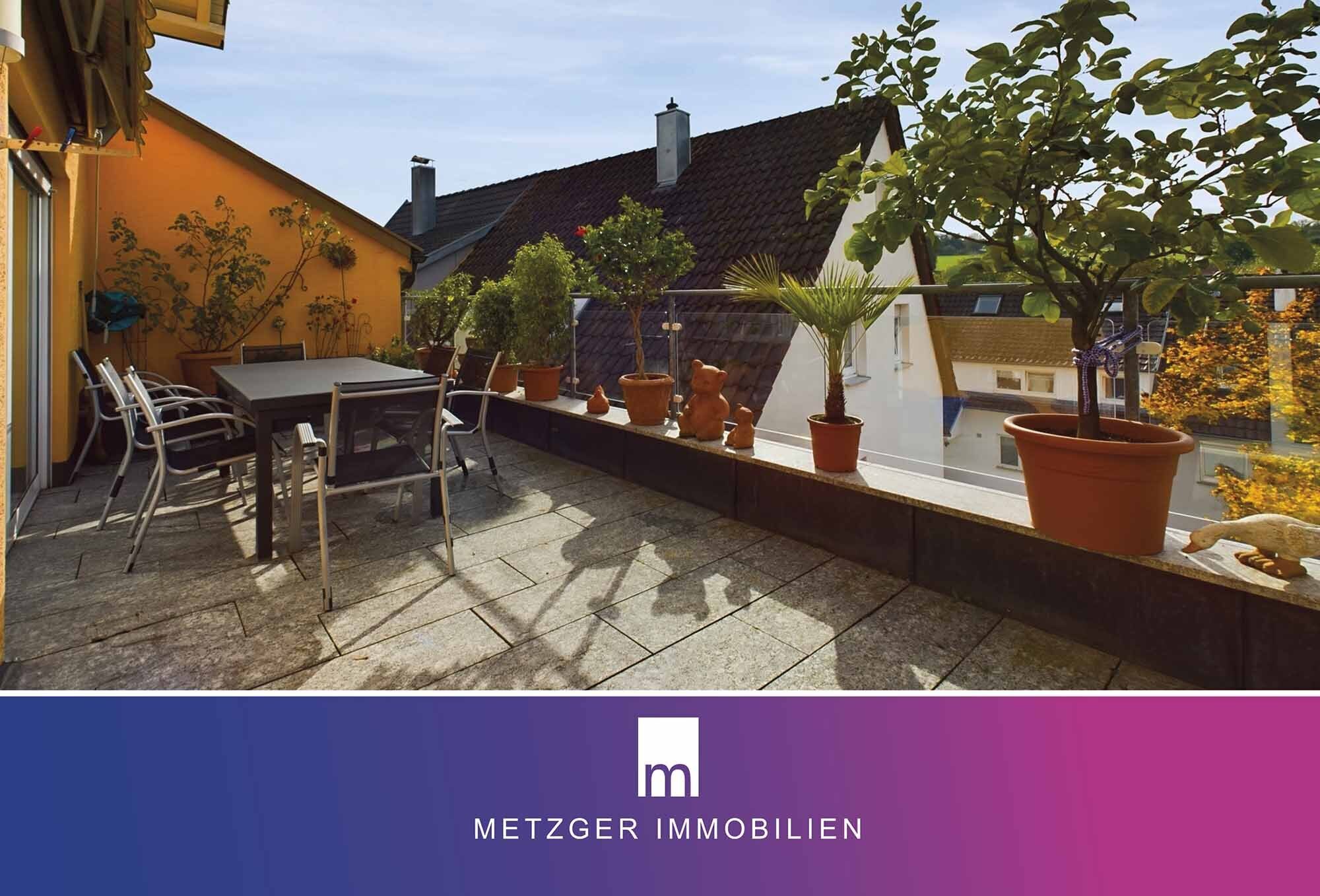 Großer Balkon mit Sonnensegel