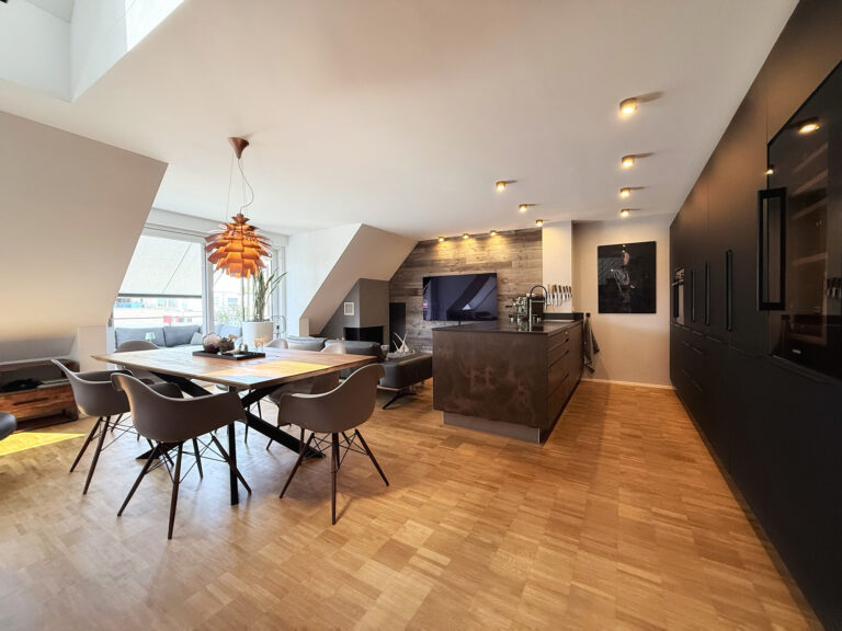 Exklusives Wohngefühl: Neuwertige Mais.-Wohnung mit hochwertiger Ausstattung, Süd-Balkon und Kamin