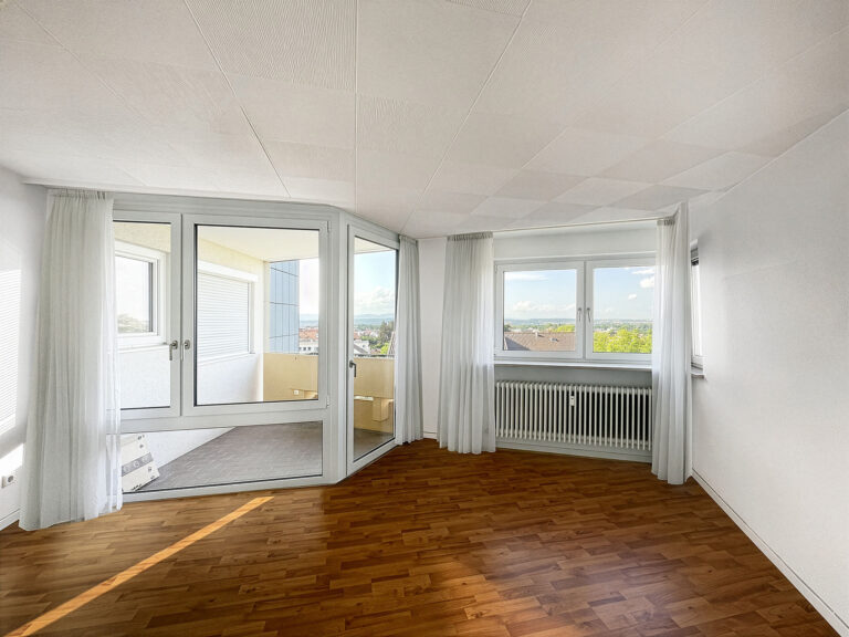 Gut geschnittene und helle 2,5-Zimmer-Wohnung mit überdachtem Balkon