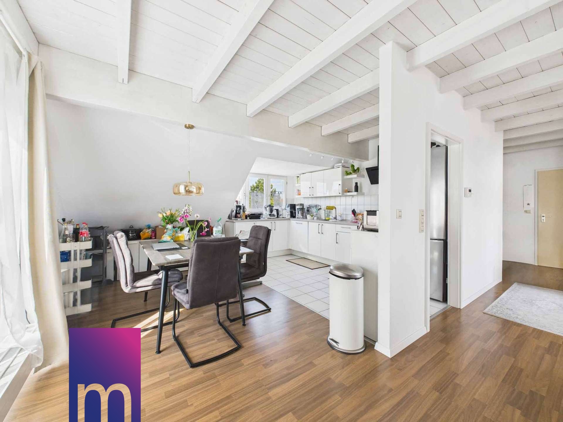 Große Küche und Essbereich