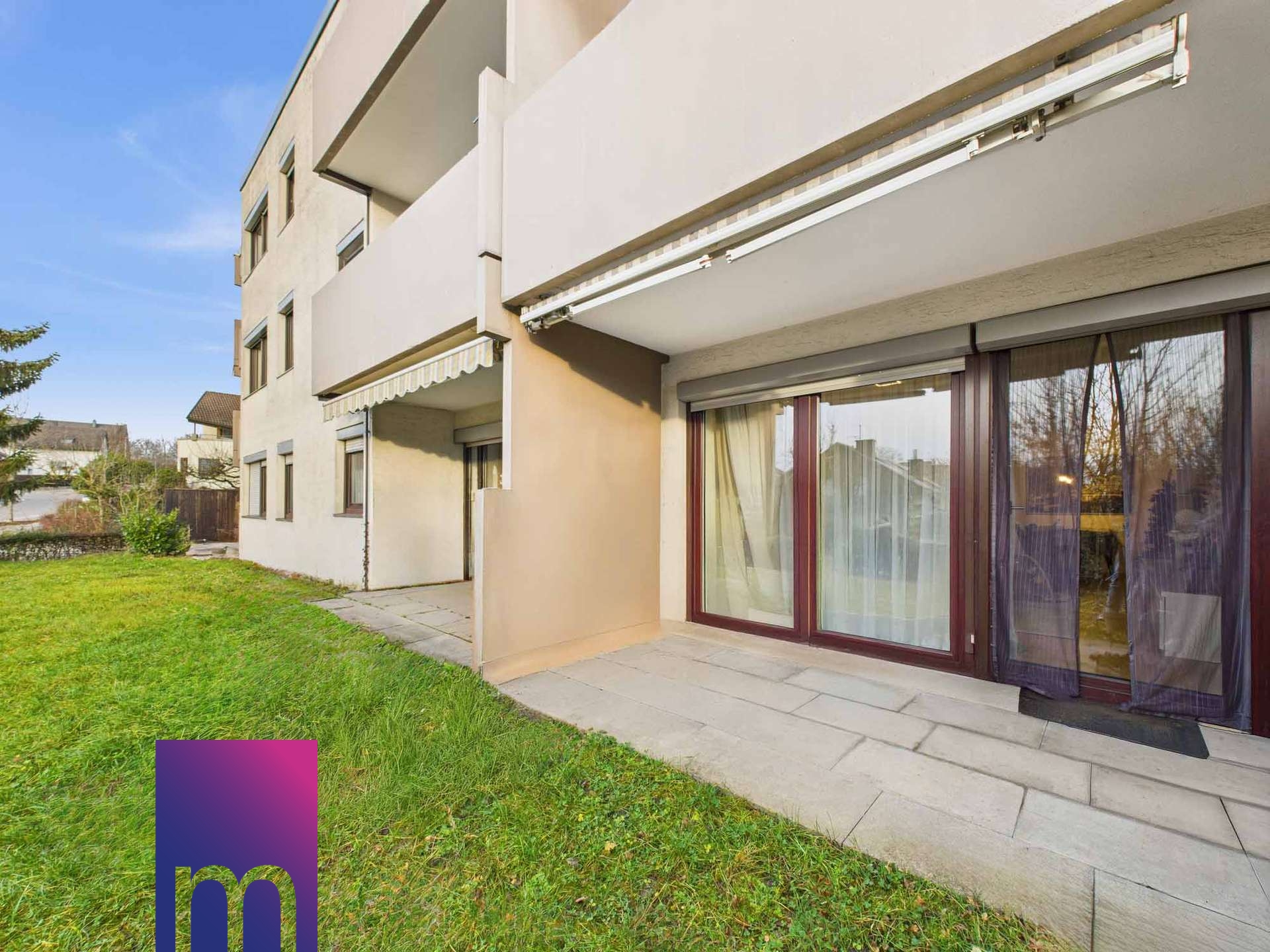 Überdachte Terrasse mit Garten