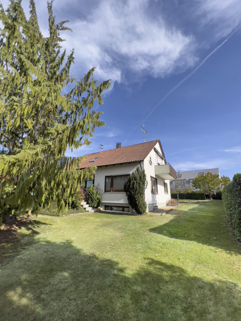 1- bis 2-Familienhaus mit parkähnlichem Grundstück und Pool