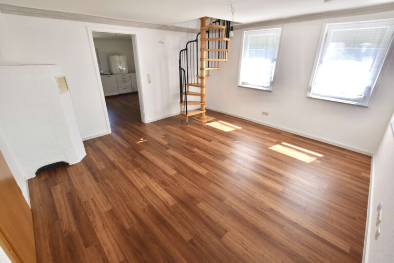 Besondere 4,5-Zimmer Wohnung über 3 Etagen mit großer Garage