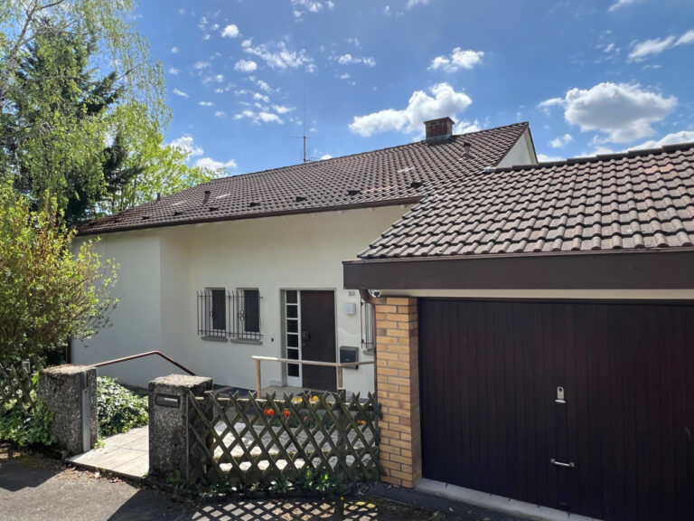 Großzügiges Einfamilienhaus mit traumhaftem Blick über Esslingen in ruhiger Wohnlage