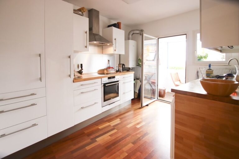 Küche mit Zugang zum Balkon