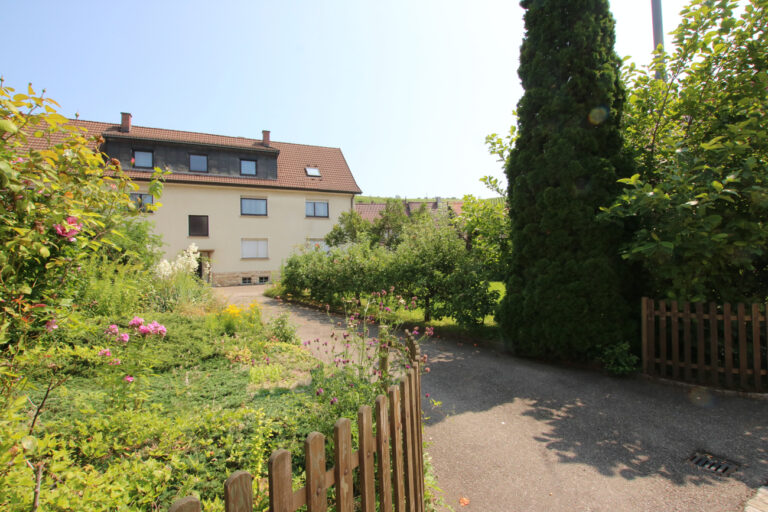 Städtische Gartenoase: Mehrfamilienhaus komplett frei