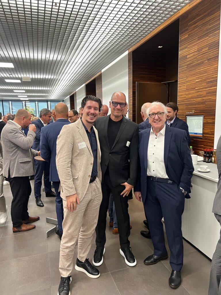 Geschaäftsführer Oliver Uecker (mitte) Louis Uecker (links)